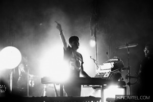 M83-performing-in-orlando_kisses-and-noise